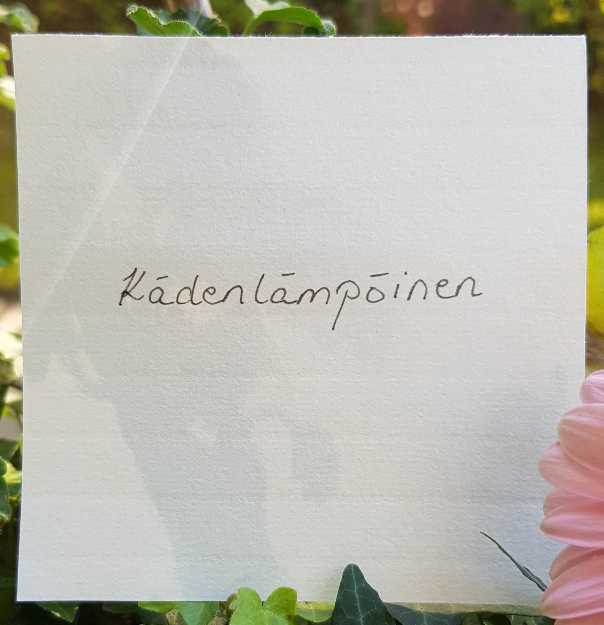 Paperilappu, jossa lukee "kädenlämpöinen".