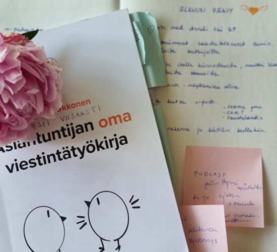 Kirja, kukka ja muistiinpanoja