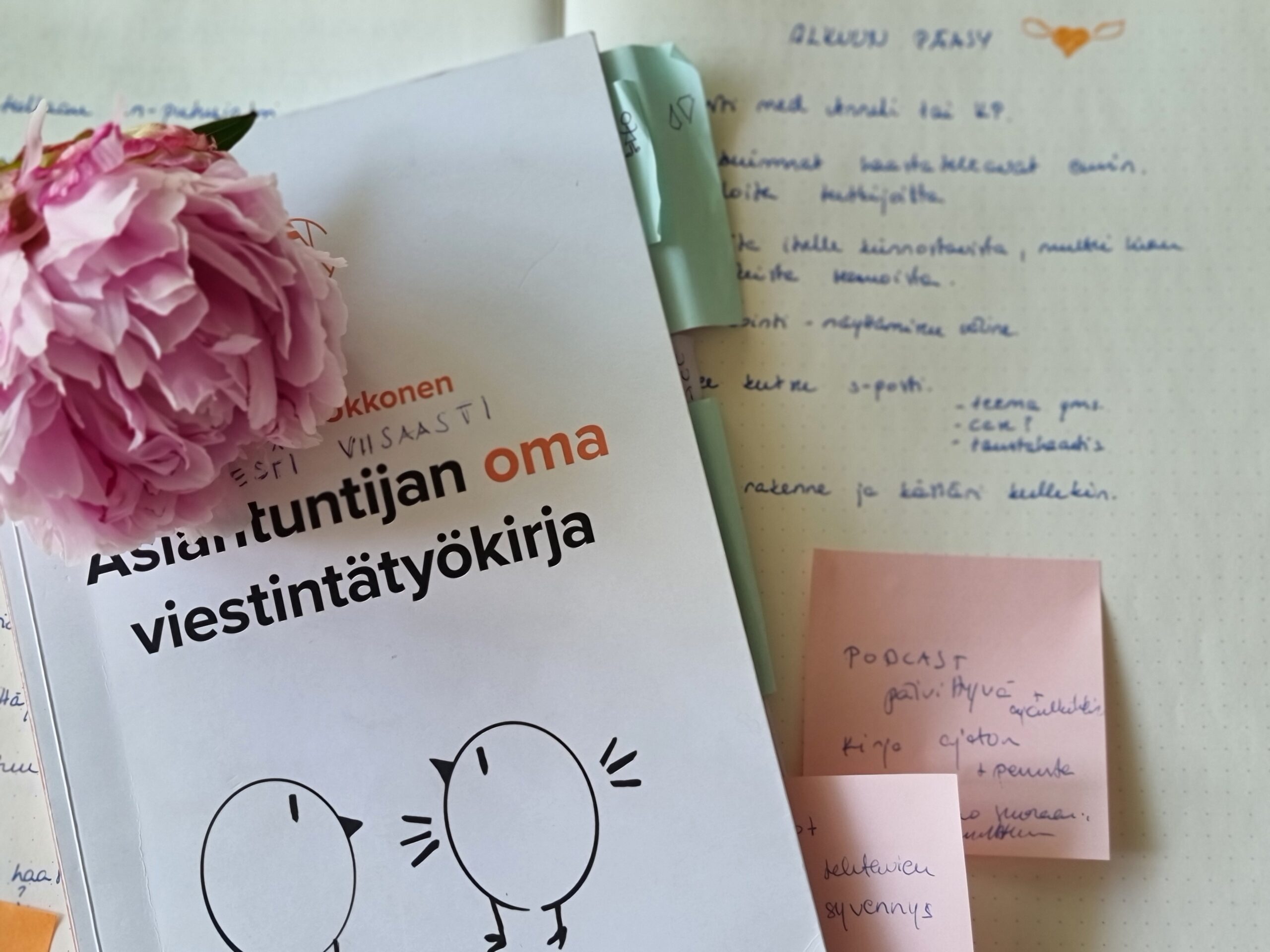 Kirja, kukka ja muistiinpanoja